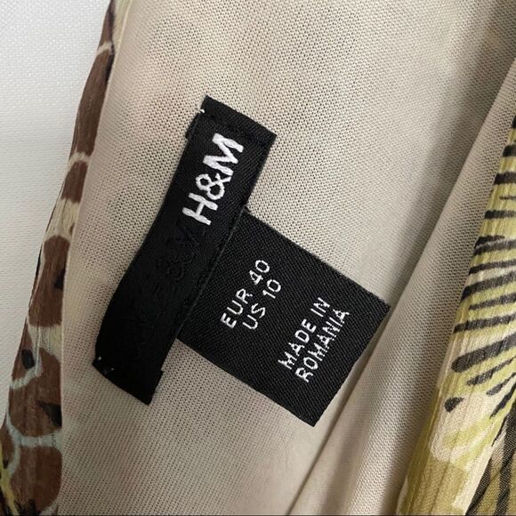 H&M Calf-length, V-neck like, v-neck sleeveless - Picture 6 of 7